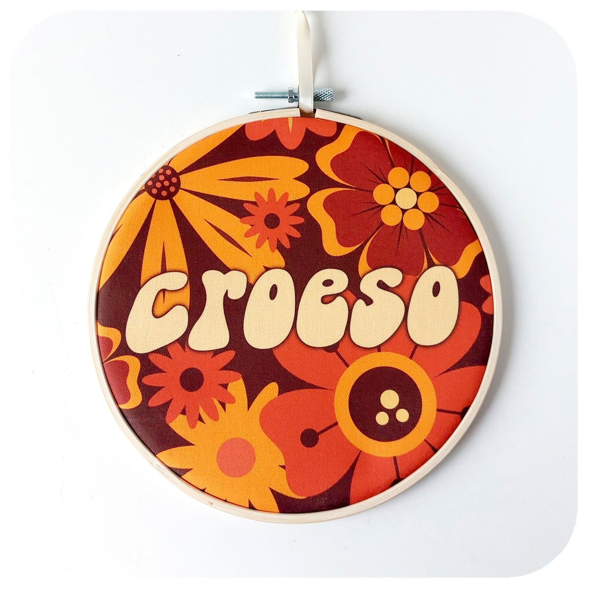 Decorative hoop with floral pattern and 'Croeso' text on a white background